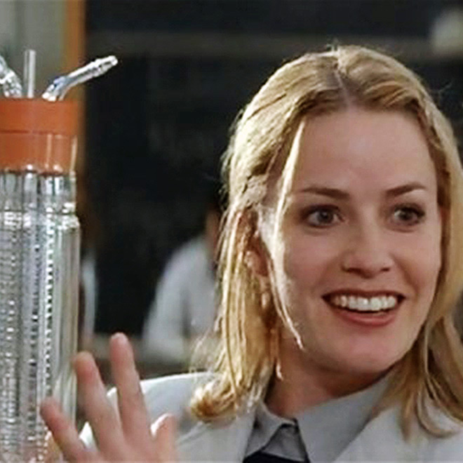 Elizabeth Shue descobre o segredo da fusão a frio no filme "O Santo" (1997)