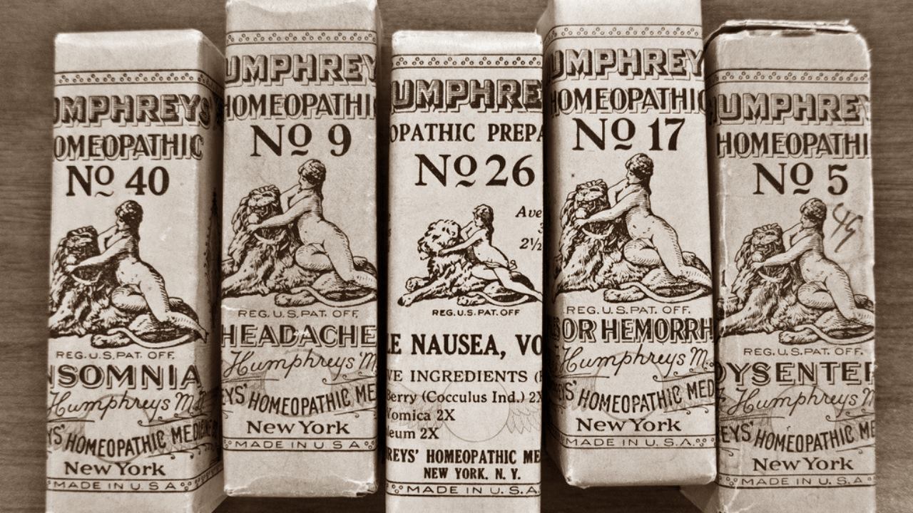 Antiguos frascos de medicamentos homeopáticos