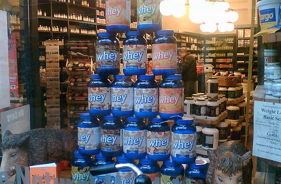 Vitrine de loja de produtos "de saúde", com estoque de whey protein