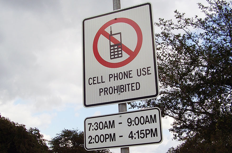 Placa de cidade do Texas limita horário opara uso de celular no trânsito