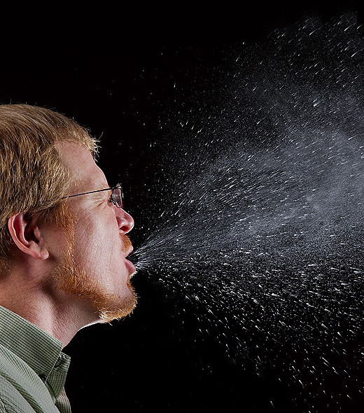 La imagen captura la nube de saliva dispersada en un estornudo