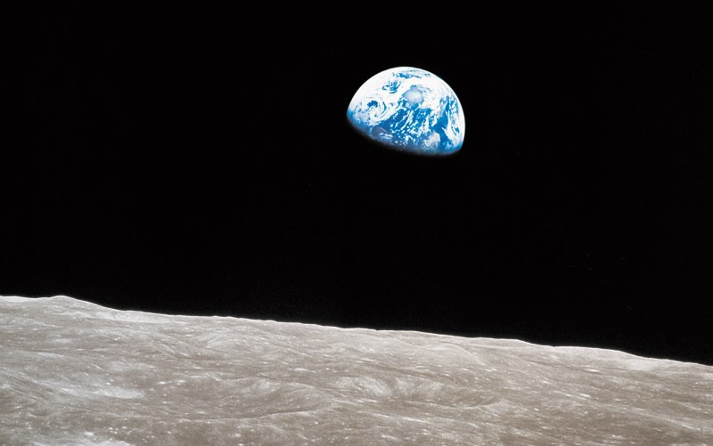 Imagem feita pela missão Apollo 8, mostrando o "nascer da Terra" por trás da Lua