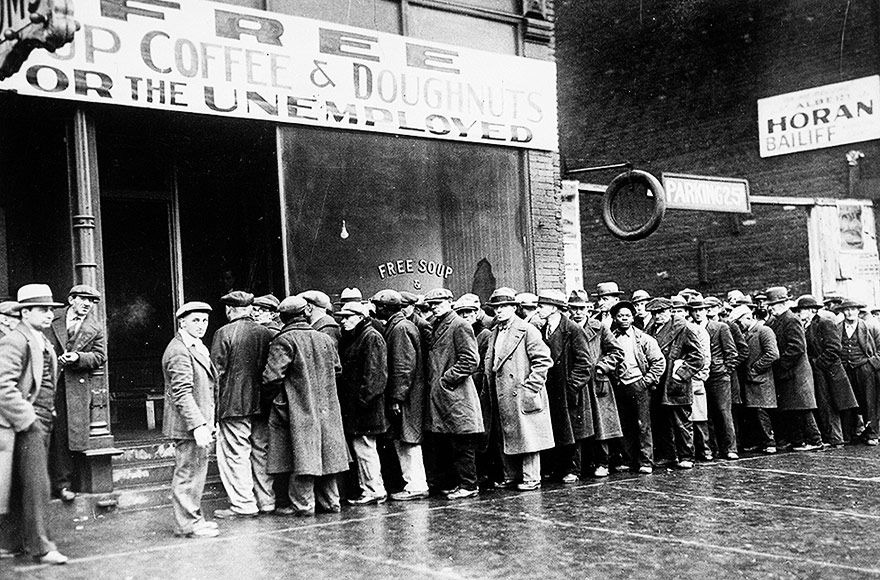 Fila da distribuição de refeição grátis a desempregados em Chicago, durante a Grande Depressão
