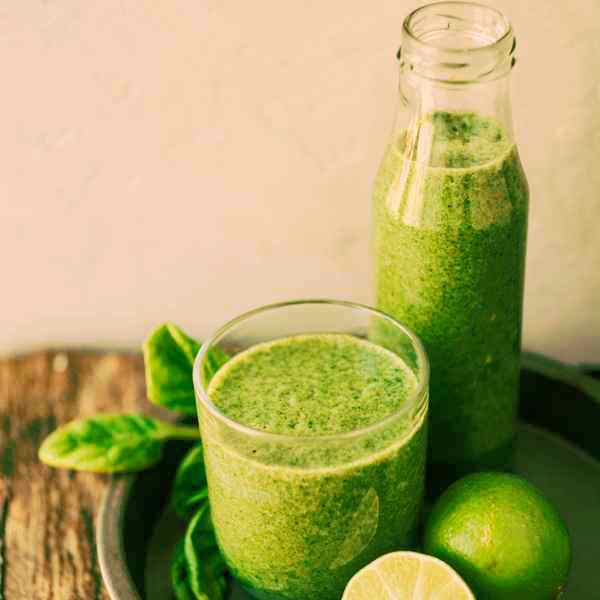 Suco verde e garrafa