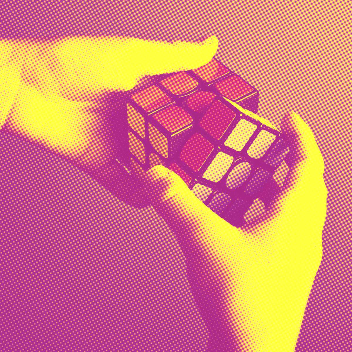 Mãos tentando resolver um cubo mágico