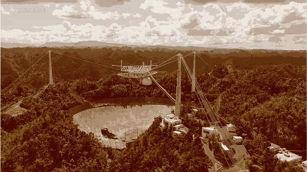 Radiotelescópio de Arecibo, novembro de 2020. Percebe-se o prato danificado pelo rompimento dos cabos de sustentação da plataforma. Imagem de domínio público