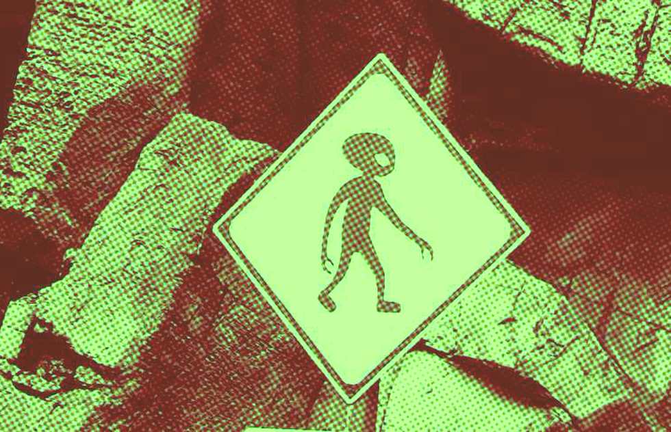 Placa de trânsito indicando extraterrestre