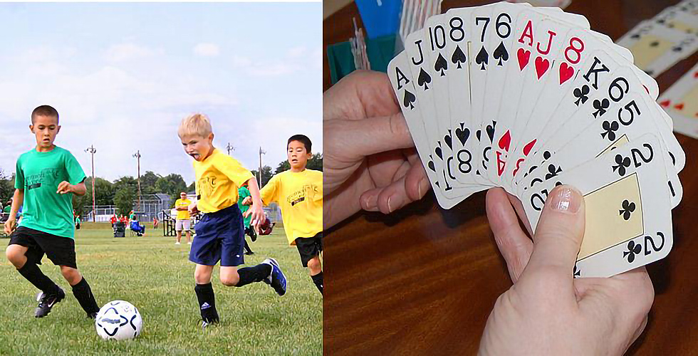 Jogadotres de futebol e uma mão de cartas: semelhantes no conceito de "jogo"