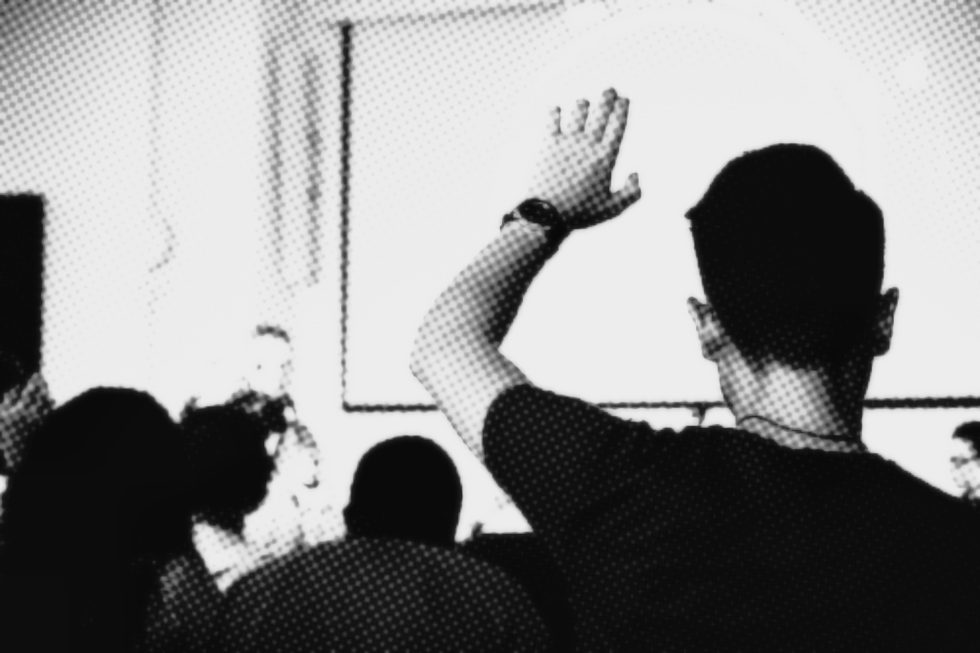 pessoa faz pergunta durante apresentação