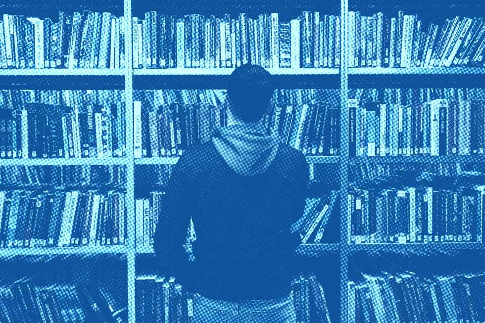 homem em biblioteca