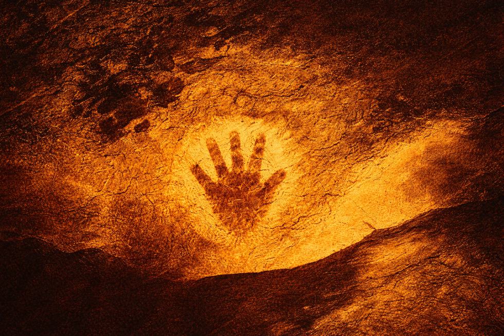 impressão de palma humana em parede de caverna