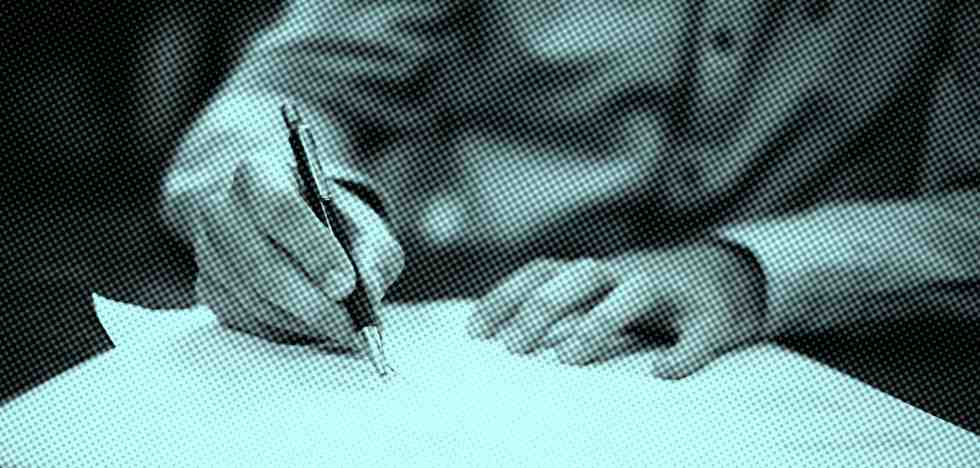 Mão e caneta psicografando carta
