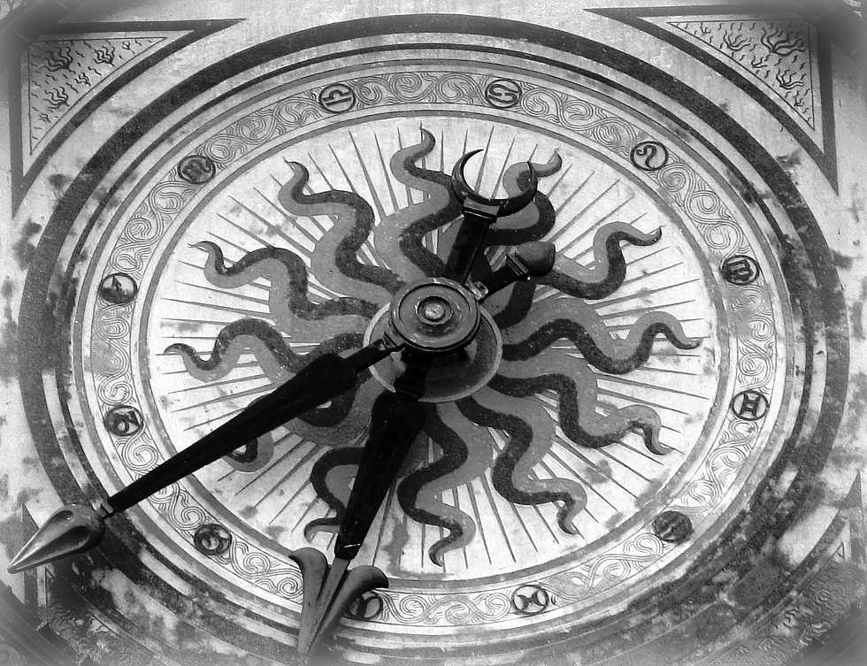 relógio com símbolos astrológicos