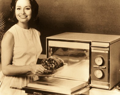 Moça apresenta versão primitiva de forno de micro-ondas