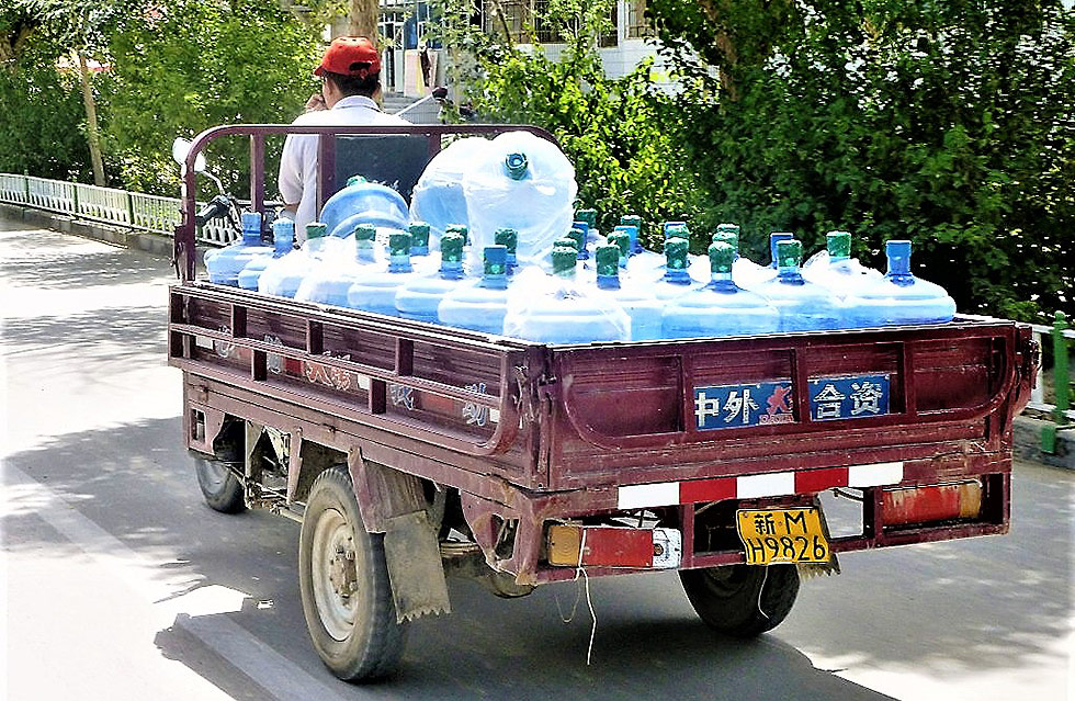 Transporte de água engarrafada por carroça na China