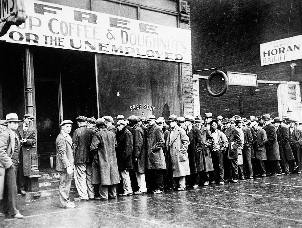 Fila da distribuição de refeição grátis a desempregados em Chicago, durante a Grande Depressão