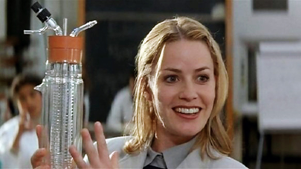 Elizabeth Shue descobre o segredo da fusão a frio no filme "O Santo" (1997)