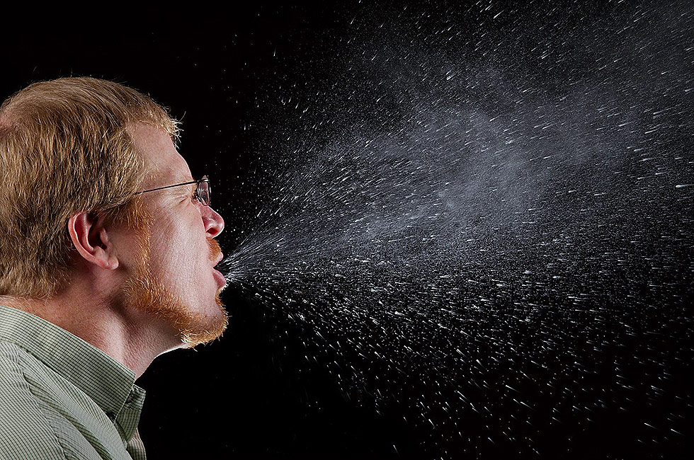 La imagen captura la nube de saliva dispersada en un estornudo